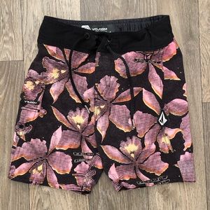 Boys Swim Shorts Volcom hibiscus board shorts size 5